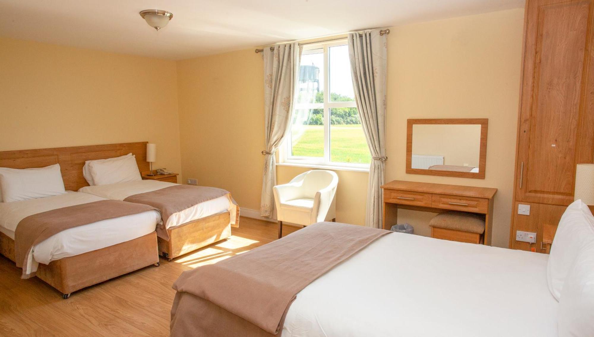 Knightsbrook Hotel Courtyard Accommodation Трим Екстериор снимка